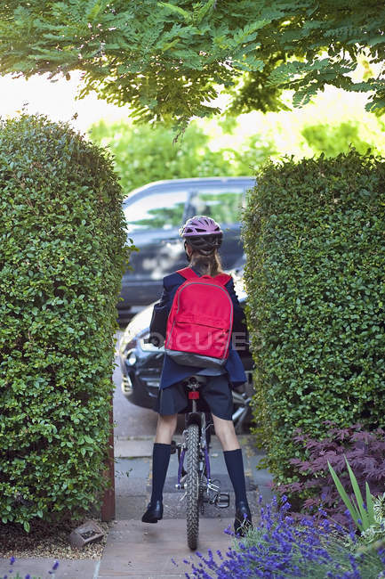Girl going to school on bike — Stock Photo