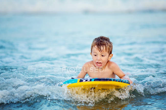 Menino aprendendo a surfar corpo — Fotografia de Stock