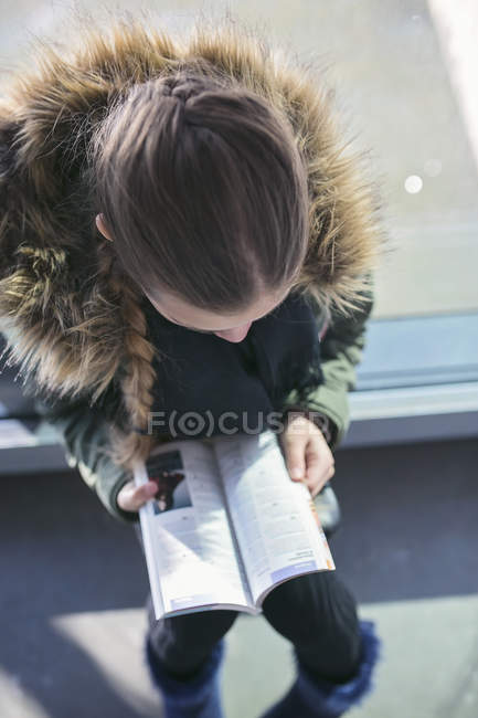 Menina leitura guia turístico livro — Fotografia de Stock