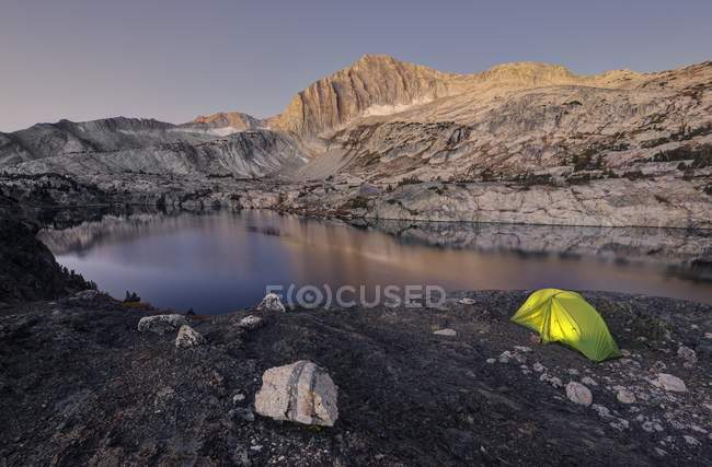 Camping por Steelhead Lake - foto de stock