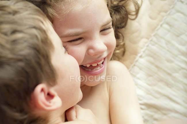 Irmão e irmã brincando — Fotografia de Stock