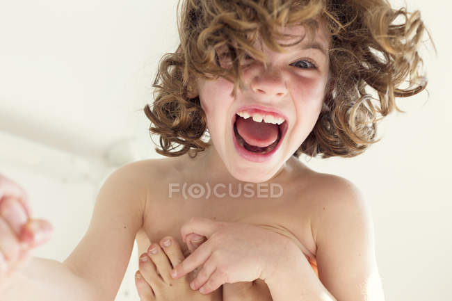 Retrato de niña riendo - foto de stock