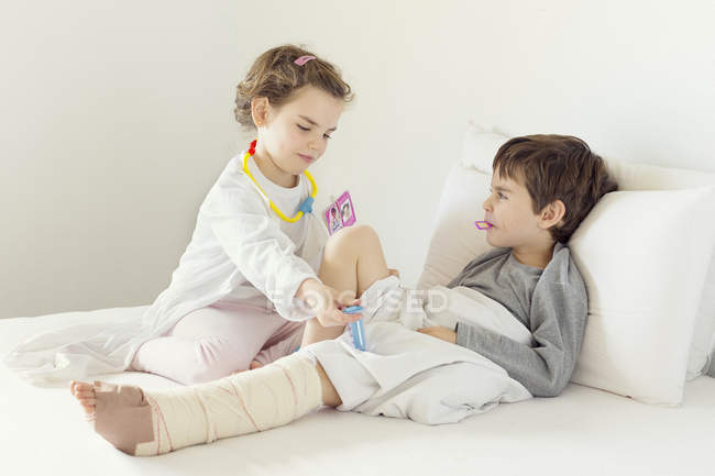 Brother and sister playing — Stock Photo