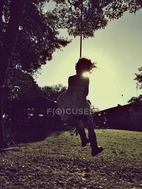 Girl swinging on rope swing — Stock Photo