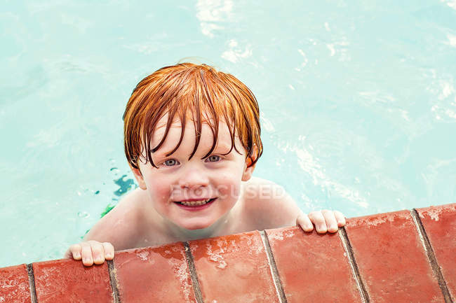 Retrato de menino na piscina — Fotografia de Stock