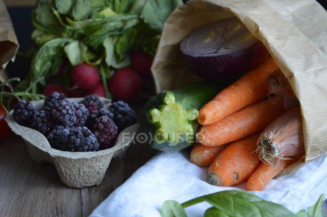 Verduras y frutas de primavera - foto de stock