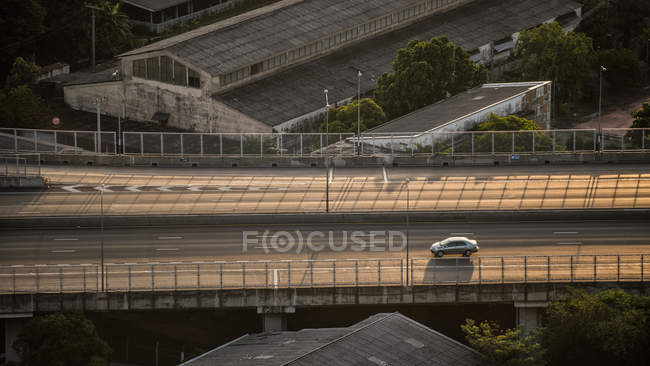 Одиночный автомобиль на шоссе — стоковое фото