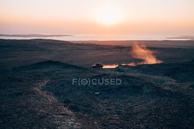 Машина едет по пустыне — стоковое фото