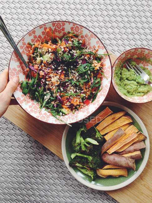 Красочный салат с жареными овощами — стоковое фото
