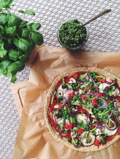 Pizza végétalienne avec une croûte de pois chiche — Photo de stock