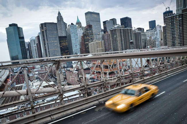 Жёлтое такси через Бруклинский мост — стоковое фото