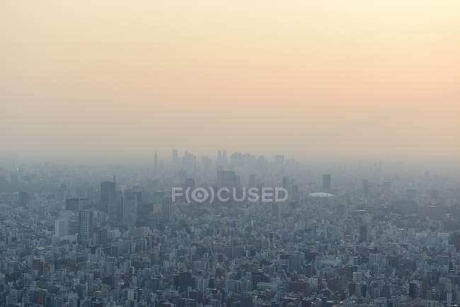 Puesta de sol nebulosa sobre Tokio - foto de stock