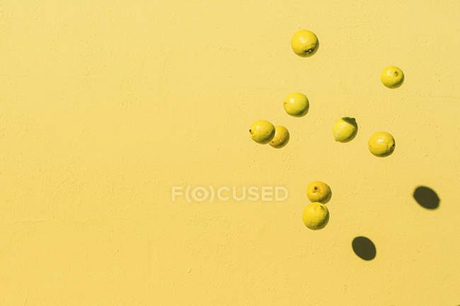 Captura abstracta de limones volando - foto de stock