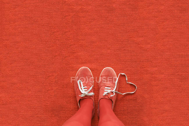 Жінка ноги з серцем зробила шнурки — стокове фото