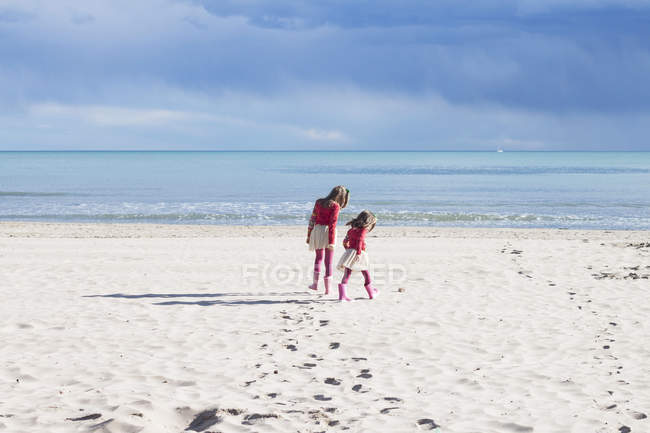 Mädchen laufen am Strand — Stockfoto