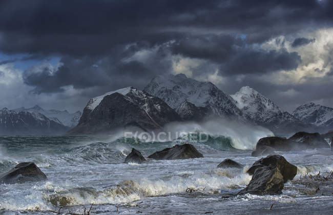 Mar tormentoso, Noruega - foto de stock
