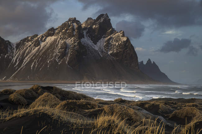 Cordillera con playa de arena - foto de stock