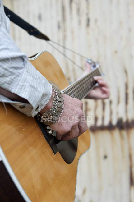 Man playing on guitar — Stock Photo