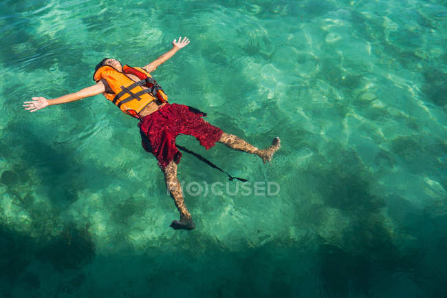 Adolescente nadando en el mar - foto de stock