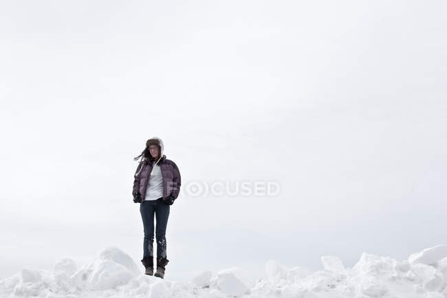 Mujer de pie en la nieve - foto de stock