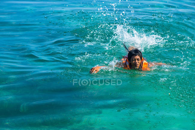 Adolescente ragazzo nuotare in mare — Foto stock