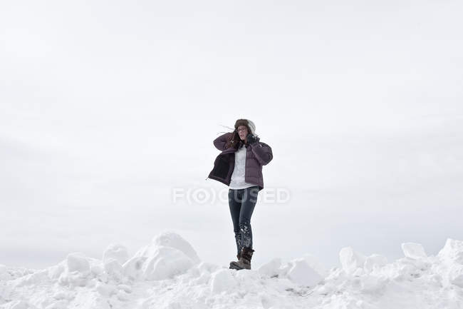 Frau steht im Schnee — Stockfoto