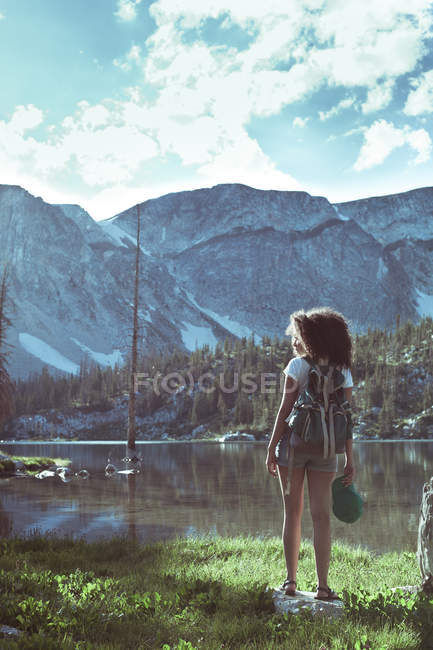 Жінка стоїть біля озера — стокове фото