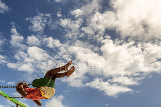 Mädchen auf Schaukel in der Luft — Stockfoto