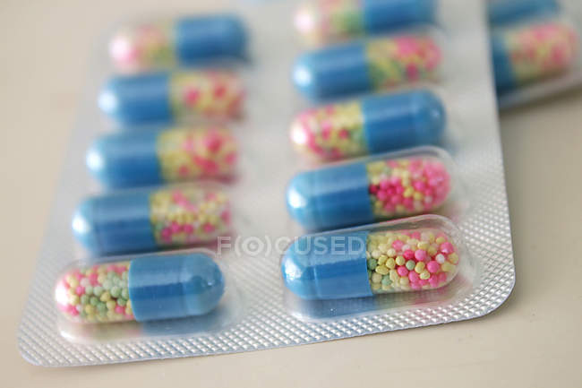 Embalagem blister de cápsulas coloridas — Fotografia de Stock