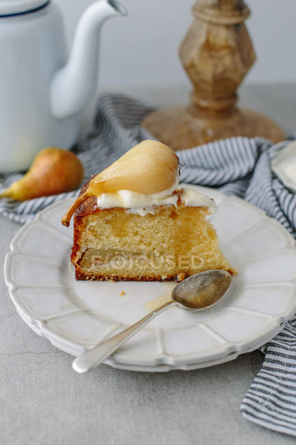 Tranche de gâteau éponge poire — Photo de stock