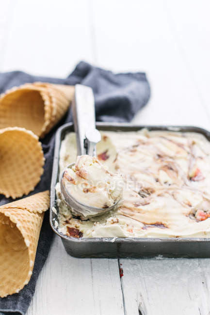 Fig. sorvete e sorvete cones — Fotografia de Stock