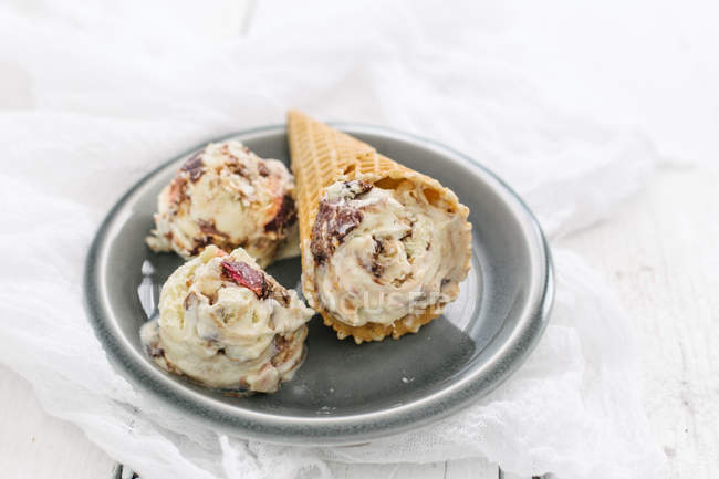 Fig Ice-cream scoops — Stock Photo