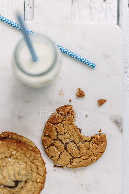 Milk with cookies on table — Stock Photo