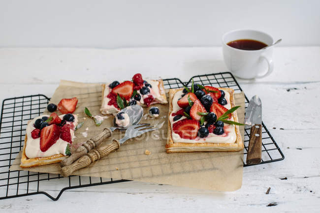 Fruit pastries on cooling rack — Stock Photo