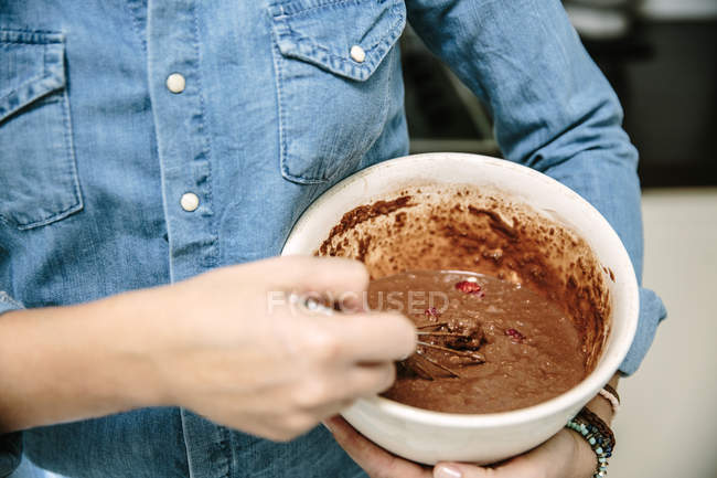 Donna mescolando pastella torta al cioccolato — Foto stock