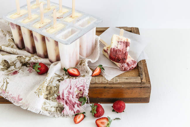 Vanilla and rhubarb ice-cream popsicles — Stock Photo