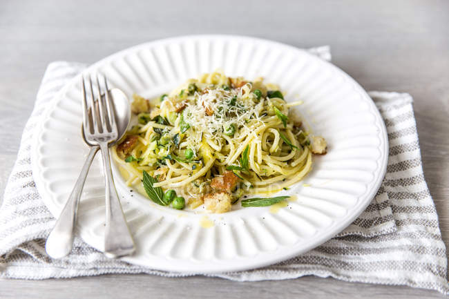 Тарелка спагетти с горохом — стоковое фото