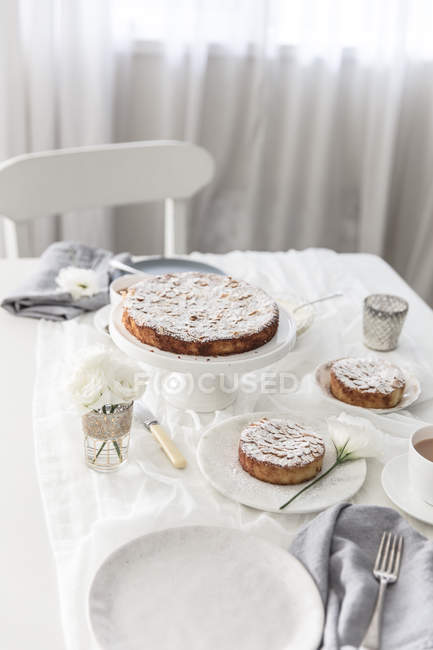 Table setting with tea and cake — Stock Photo