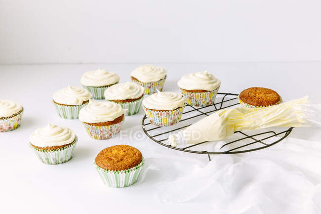 Cupcake su una rastrelliera raffreddante — Foto stock