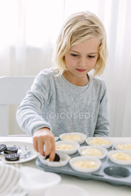 Girl making cupcakes — Stock Photo