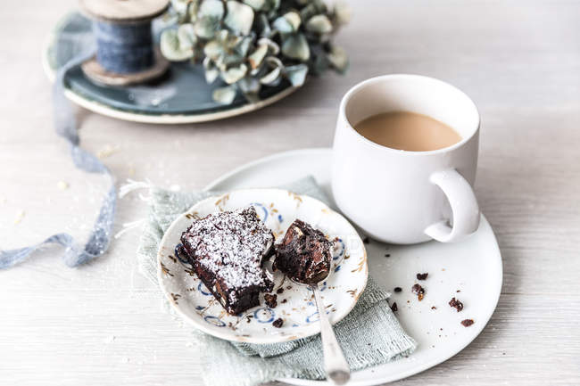 Chocolate brownie with cup of tea — Stock Photo
