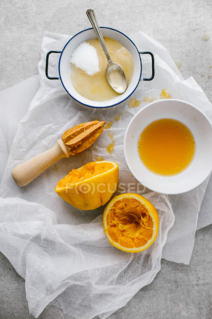 Jugo de naranja recién exprimido - foto de stock