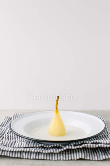Poached pear in vanilla syrup — Stock Photo