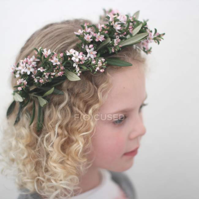 Menina usando cobertura para a cabeça flor — Fotografia de Stock