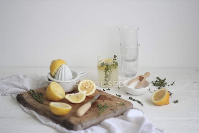 Приготовление лимонада — стоковое фото