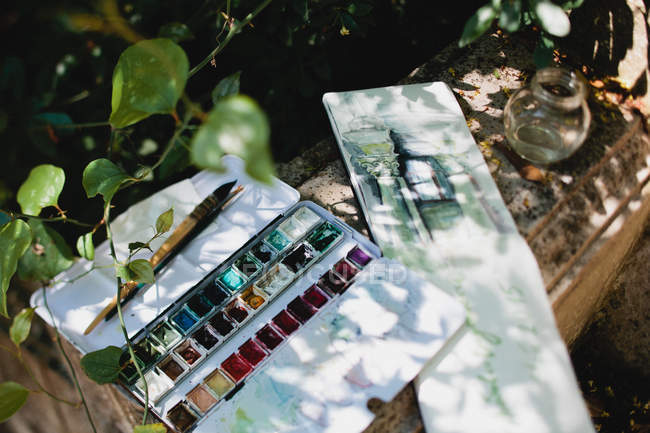 Watercolors and drawing in garden — Stock Photo