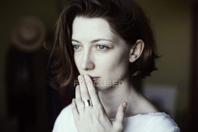 Портрет жінки, яка торкається її губ — стокове фото