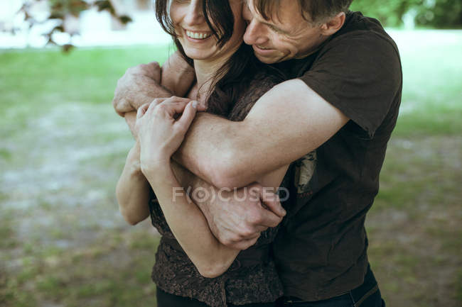 Homem maduro abraçando mulher madura — Fotografia de Stock
