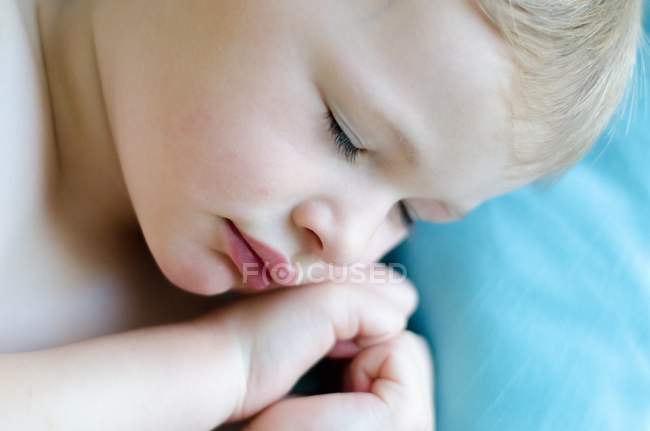 Крупный план мальчика спящего — стоковое фото