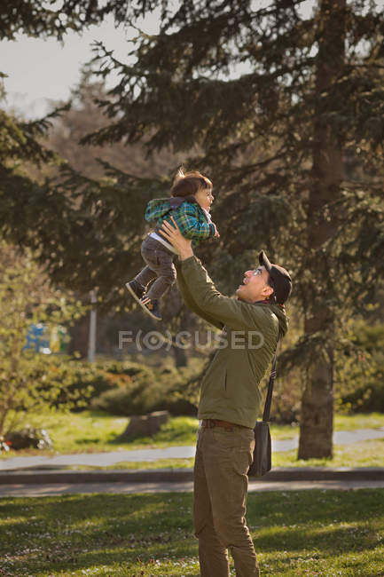 Padre che gioca con il figlio — Foto stock